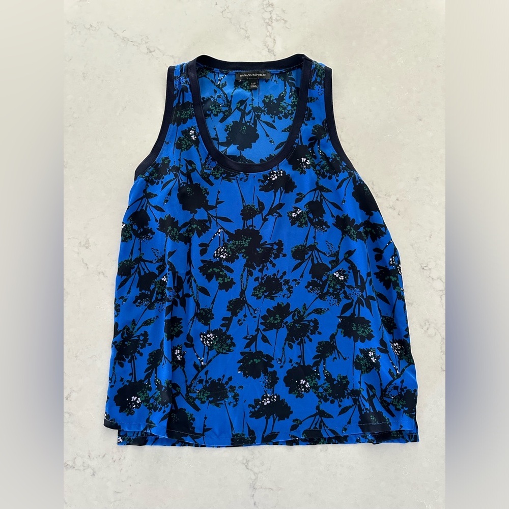 Banana Republic Blue Floral sleeveless blouse size small